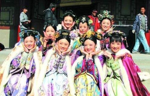 八人表演搞笑古装,穿越时空的欢乐狂欢